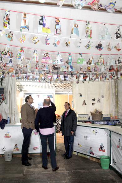 Miembros del consistorio observan la decoración de una caseta