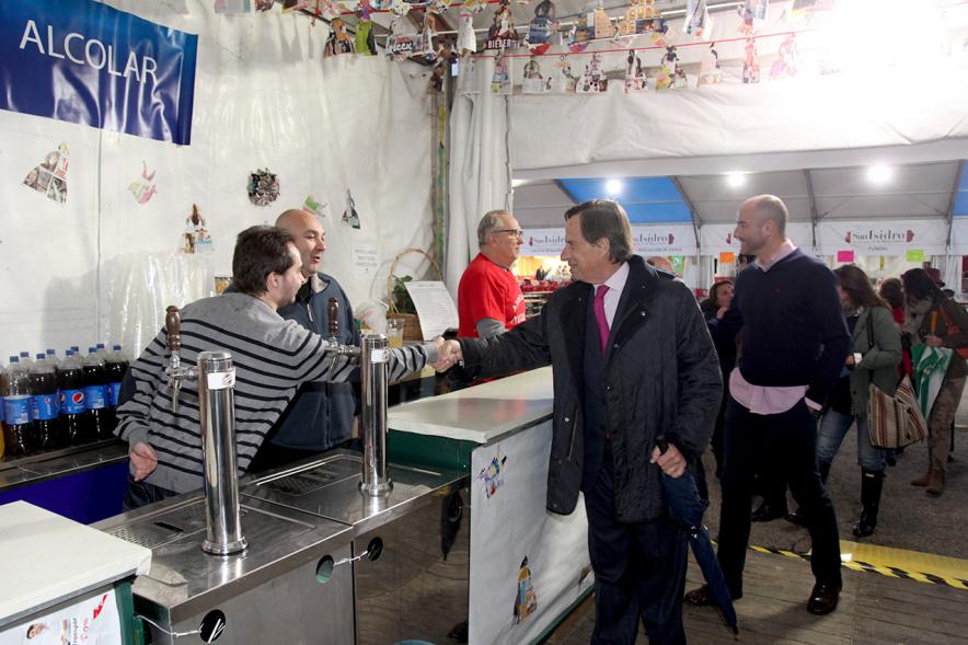 Alcalde saludando a miembros de la asociación Alcolar