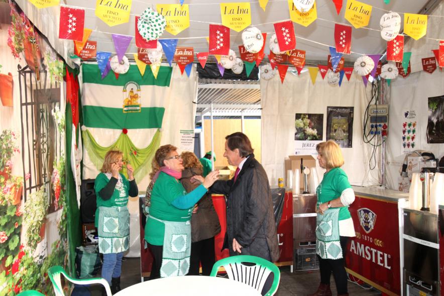 Alcalde García de Vinuesa charla con el personal de la casa de Andalucía