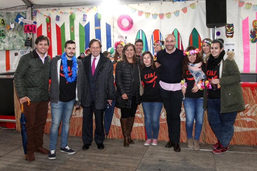 Miembros del consistorio posan con miembros de la Casa de la Juventud