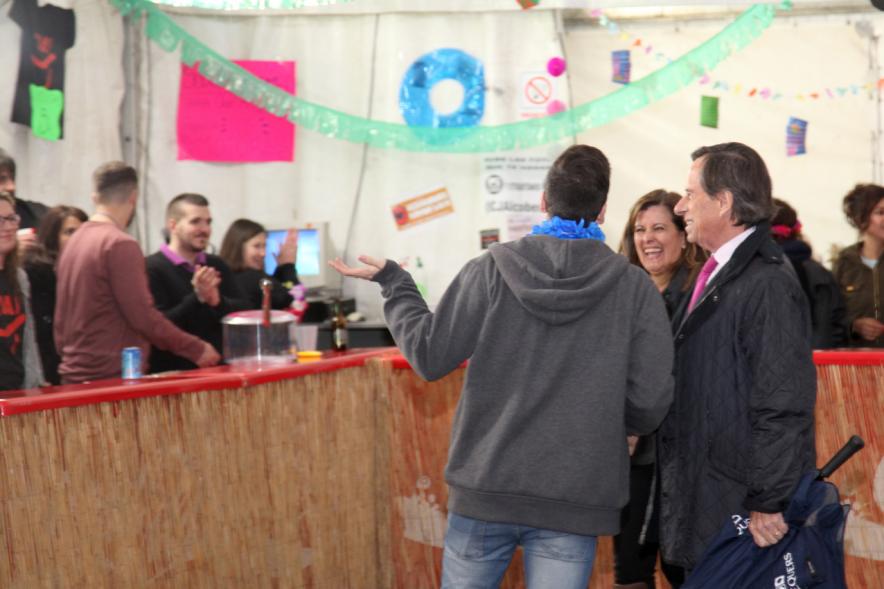 Alcalde García de Vinuesa charla en la caseta de la Casa de la Juvventud