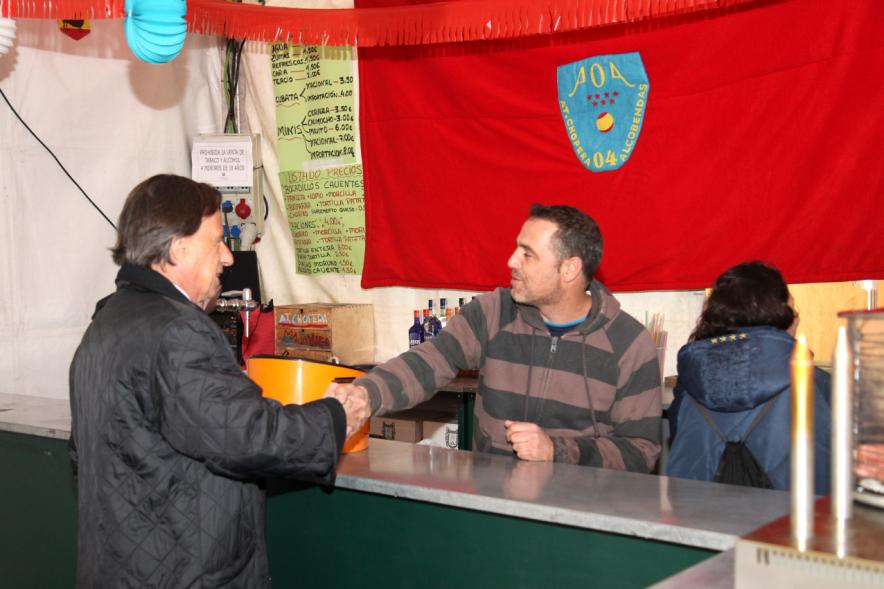 Alcalde García de Vinuesa dando la mano a representante de At Chopera