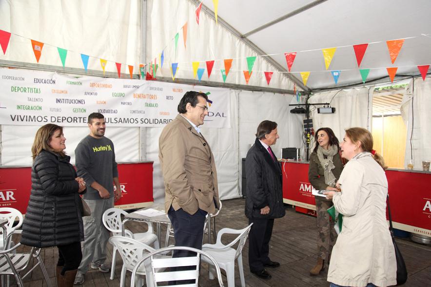 Representantes del ayuntamiento en una caseta