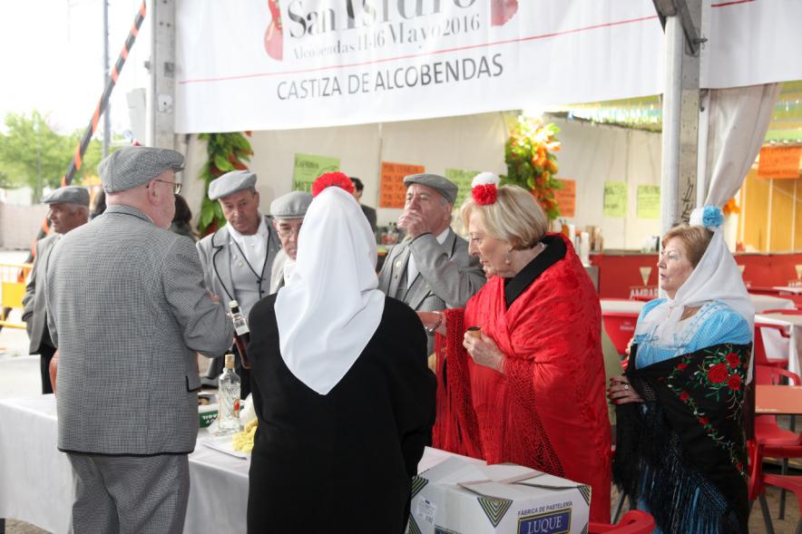 Asistentes vestidos con traje típico delante de la caseta de la Asociación Castiza de Alcobendas