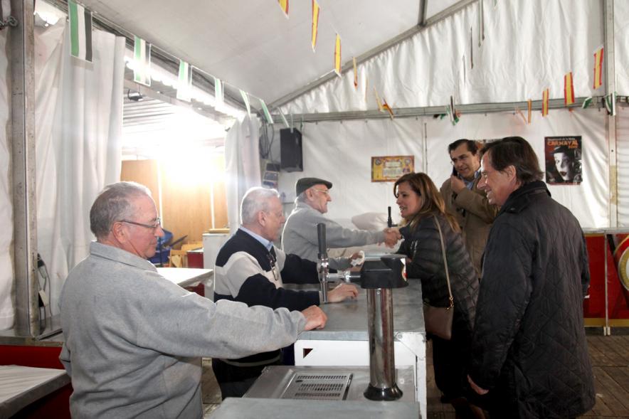 Delegación municipal saludando a miembros de la Asociación