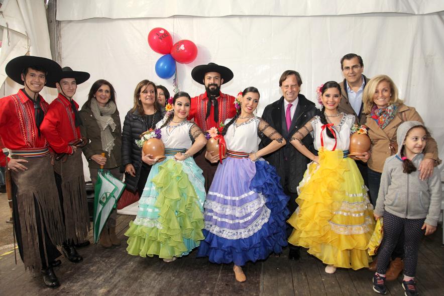 Delegación municipal posa junto a bailarines vestidos con traje típico regional paraguayo