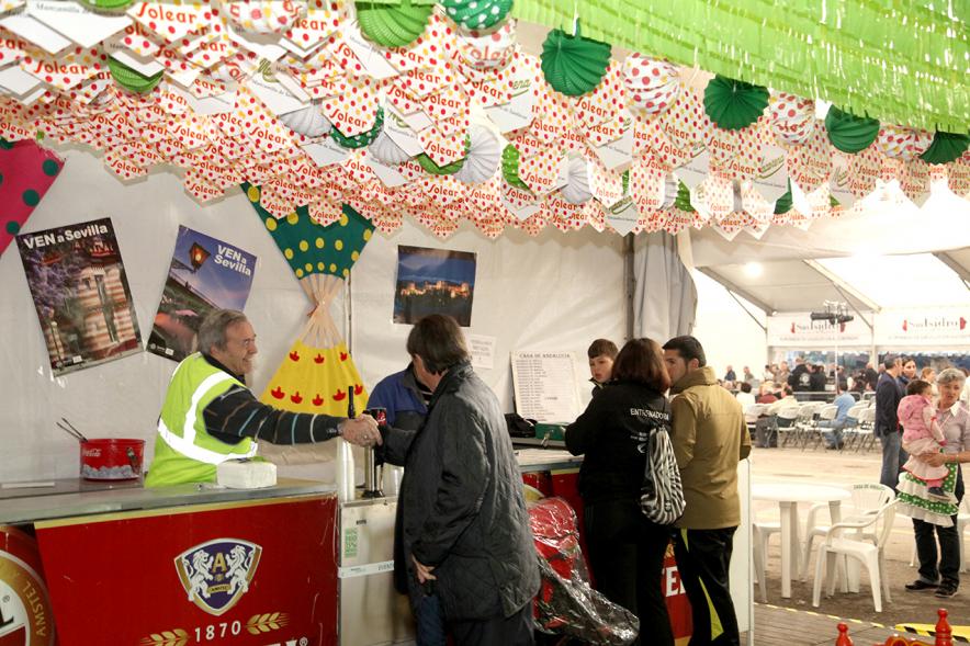 Momento de la visita en caseta de la Casa de Andalucía