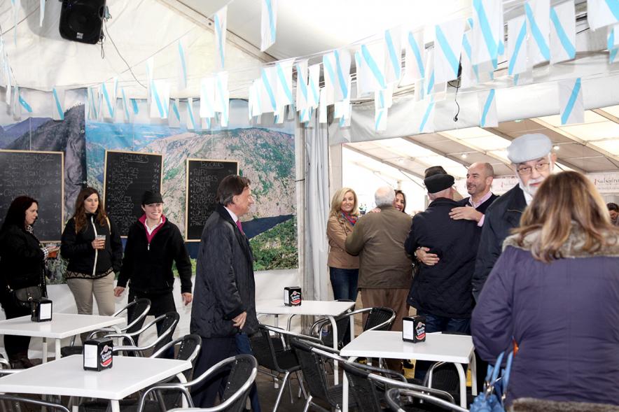 Delegación municipal durante la visita a la caseta de Galicia