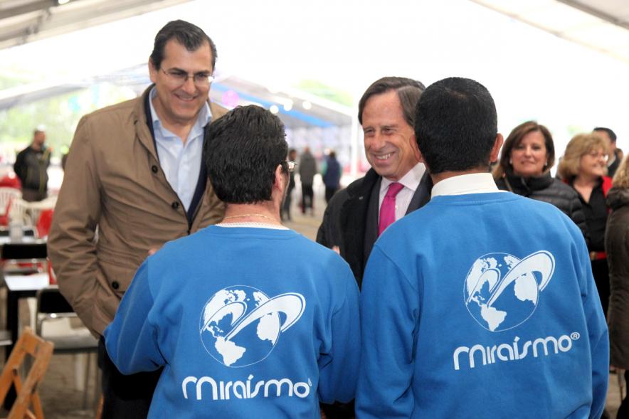 Delegación municipal charlando con asistentes