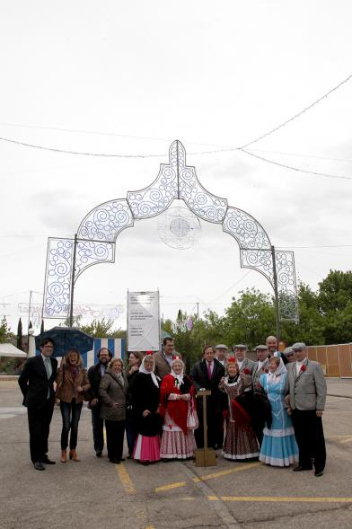 Representantes del ayuntamiento y ciudadanos con traje típico de San Isidro en el pórtico de luces