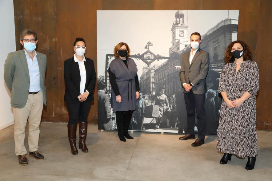 Participantes y concejales Ana Soto, Cristina Martínez y Rosario Tamayo. Inauguración Exposición Colección de Fotografía "En las Hojas de los Arboles" - 2021