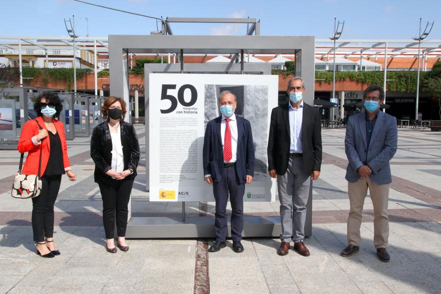 Autoridades. Inauguración Exposición "50 Fotos con Historia" -2020