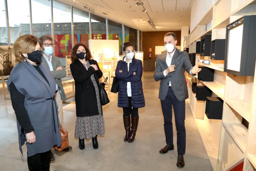 Participantes y concejales Ana Soto, Cristina Martínez y Rosario Tamayo. Inauguración Exposición Colección de Fotografía "En las Hojas de los Arboles" - 2021