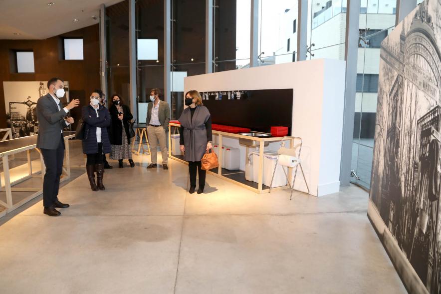 Participante y concejal Cristina Martínez. Inauguración Exposición Colección de Fotografía "En las Hojas de los Arboles" – 2021