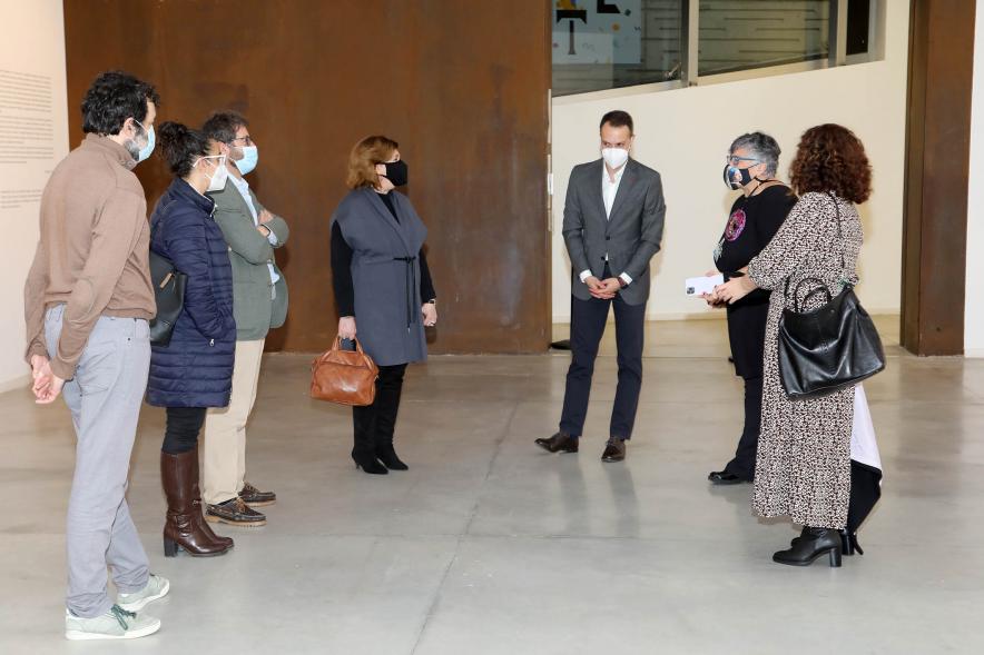 Participantes y concejales Ana Soto, Cristina Martínez y Rosario Tamayo. Inauguración Exposición Colección de Fotografía "En las Hojas de los Arboles" – 2021