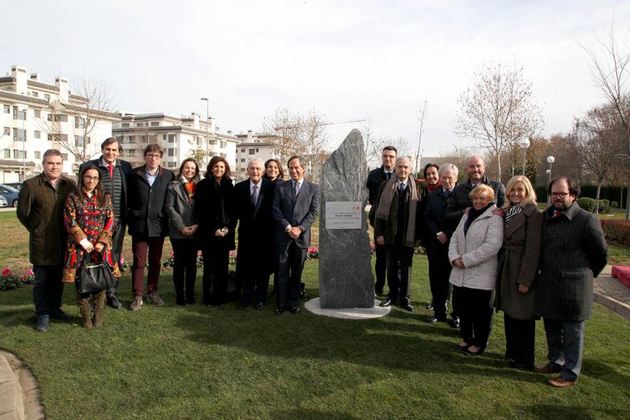 Acto de Nombramiento Avenida de la Transición y Parque Adolfo Suárez - Imagen autoridades municipales e invitados posando junto la placa conmemorativa a Adolfo Suárez que da nombre al parque.