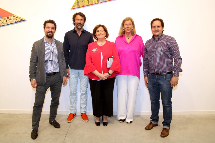 Inauguración de las Exposiciones "El camino Indicado" de Eduardo Barco y "Cocodrilos en la Pista - Estudio para una pieza Camp" de Miki Leal - Posado de los artistas junto a varios componentes de  la corporación municipal.
