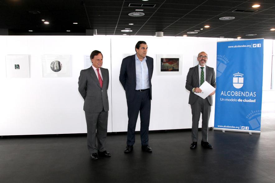 Inauguración Exposición Patria Común - Delibes Ilustrado -  Imagen del alcalde García de Vinuesa y otras autoridades en un momento de la inauguración de la exposición.