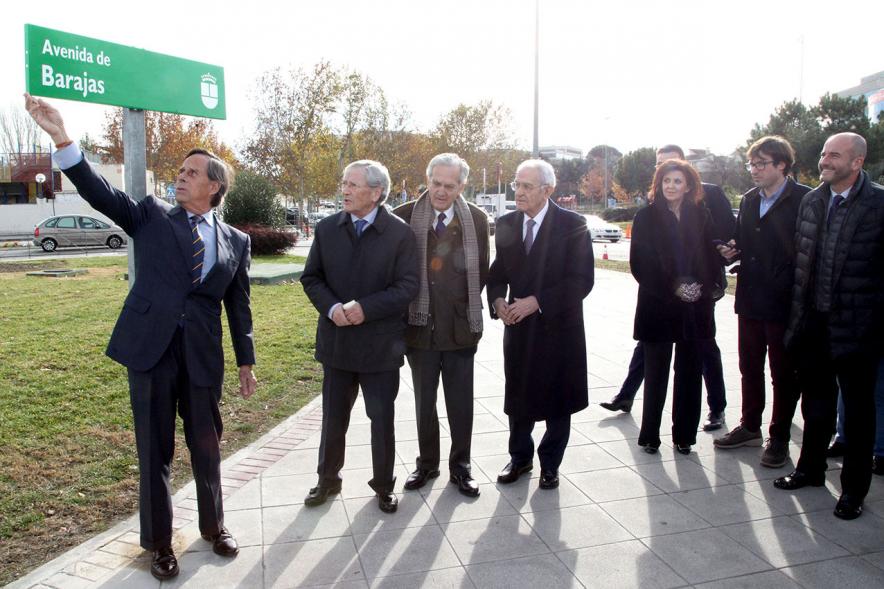 Acto de Nombramiento Avenida de la Transición y Parque Adolfo Suárez - Imagen del alcalde García de Vinuesa junto a sus invitados y otras autoridades municipales recorriendo el parque.