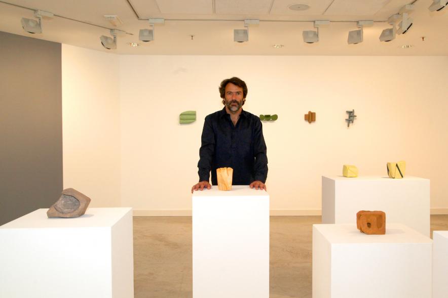 Inauguración de las Exposiciones "El camino Indicado" de Eduardo Barco y "Cocodrilos en la Pista - Estudio para una pieza Camp" de Miki Leal - Posado de Eduardo Barco frente a una de sus obras.