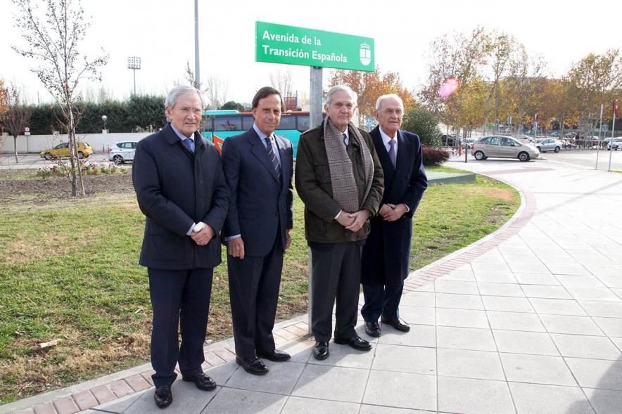 Acto de Nombramiento Avenida de la Transición y Parque Adolfo Suárez - Imagen del alcalde García de Vinuesa junto a los invitados al acto, el periodista Fernando Onega, director de prensa de Adolfo Suárez, y los miembros del gobierno, Rafael Arias-Salgado y Salvador Sánchez-Terán.