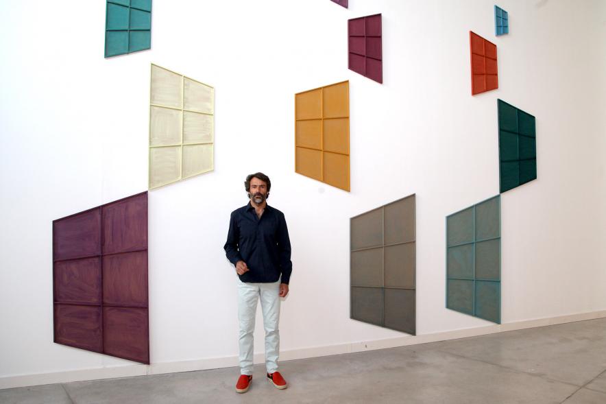 Inauguración de las Exposiciones "El camino Indicado" de Eduardo Barco y "Cocodrilos en la Pista - Estudio para una pieza Camp" de Miki Leal - Posado de Eduardo Barco frente a una obra montada parcialmente.