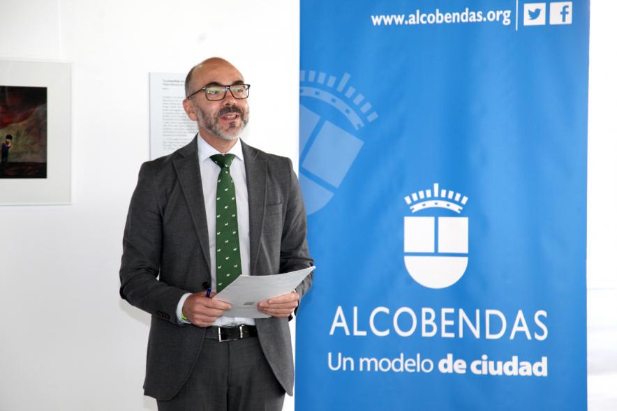 Inauguración Exposición Patria Común - Delibes Ilustrado - Imagen de una persona dirigiéndose al público asistente en un momento de la inauguración de la exposición.