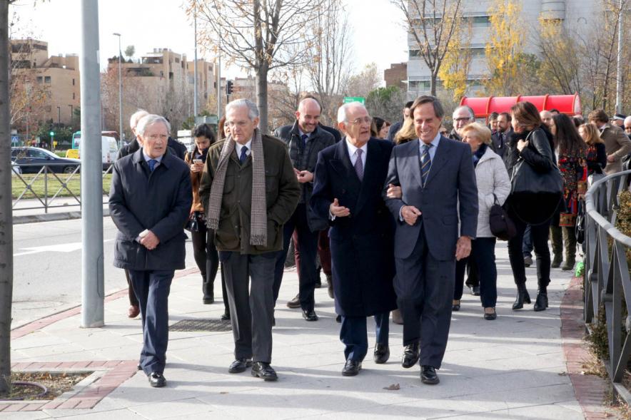 Acto de Nombramiento Avenida de la Transición y Parque Adolfo Suárez - Imagen del alcalde García de Vinuesa junto a sus invitados y otras autoridades municipales llegando al parque.