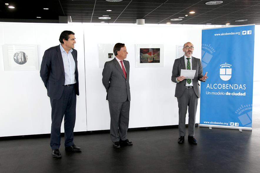 Inauguración Exposición Patria Común - Delibes Ilustrado -  Imagen del alcalde García de Vinuesa y otras autoridades en un momento de la inauguración de la exposición.