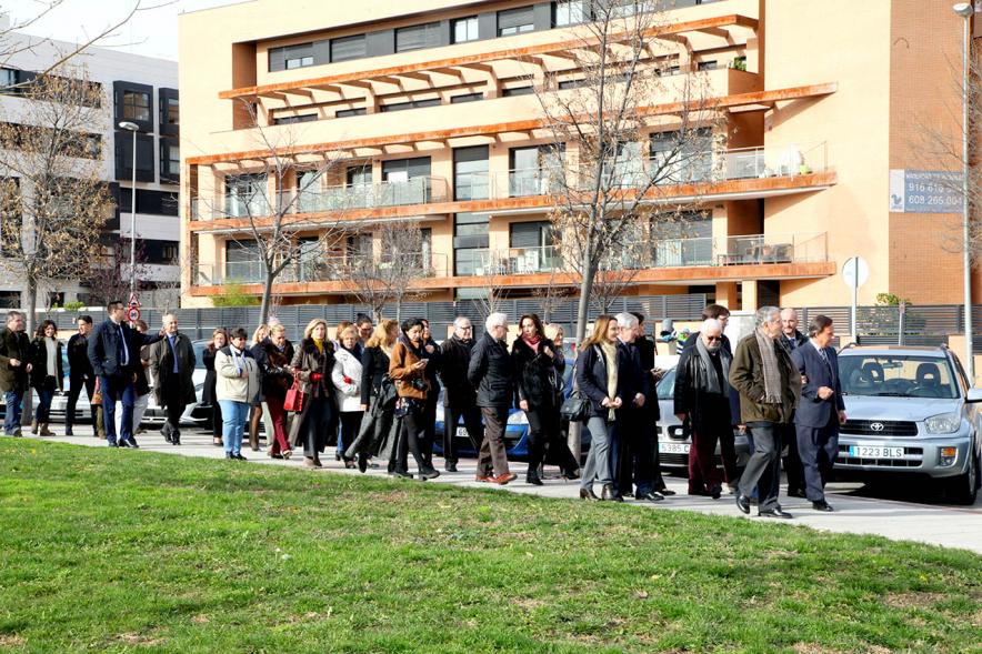 Acto de Nombramiento Avenida de la Transición y Parque Adolfo Suárez - Imagen autoridades municipales e invitados paseando por la Avenida de la Transición.