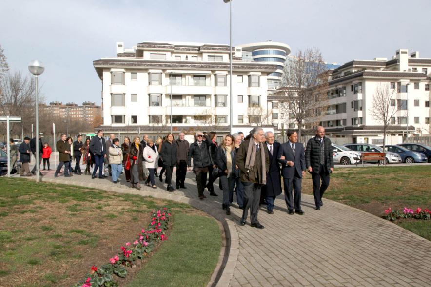 Acto de Nombramiento Avenida de la Transición y Parque Adolfo Suárez - Imagen del alcalde García de Vinuesa junto a sus invitados y otras autoridades municipales recorriendo el parque.