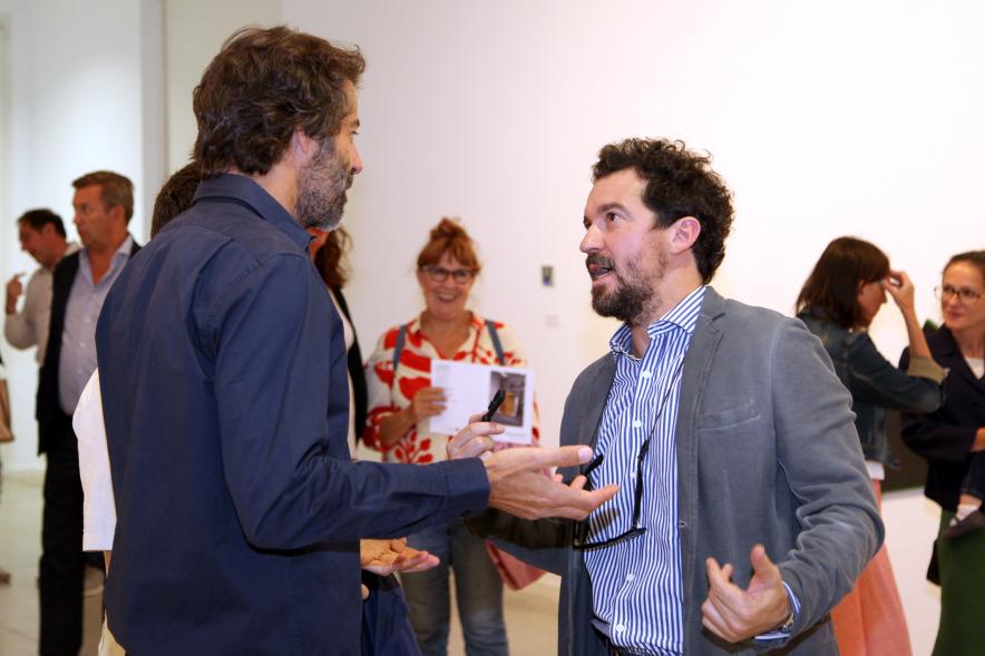 Inauguración de las Exposiciones "El camino Indicado" de Eduardo Barco y "Cocodrilos en la Pista - Estudio para una pieza Camp" de Miki Leal - Primer plano de los dos artistas.