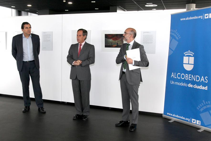 Inauguración Exposición Patria Común - Delibes Ilustrado - Imagen del alcalde García de Vinuesa y otras autoridades en un momento de la inauguración de la exposición.