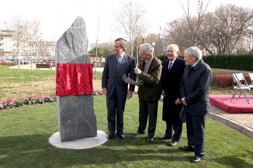 Acto de Nombramiento Avenida de la Transición y Parque Adolfo Suárez - Imagen del alcalde García de Vinuesa junto a los invitados al acto, el periodista Fernando Onega, director de prensa de Adolfo Suárez, y los miembros del gobierno, Rafael Arias-Salgado y Salvador Sánchez-Terán posando junto al monolito.