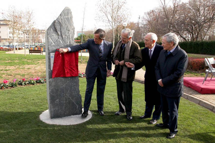 Acto de Nombramiento Avenida de la Transición y Parque Adolfo Suárez - Imagen del alcalde García de Vinuesa des cubriendo la placa en presencia de lo invirtados al acto, el periodista Fernando Onega, director de prensa de Adolfo Suárez, y los miembros del gobierno, Rafael Arias-Salgado y Salvador Sánchez-Terán.