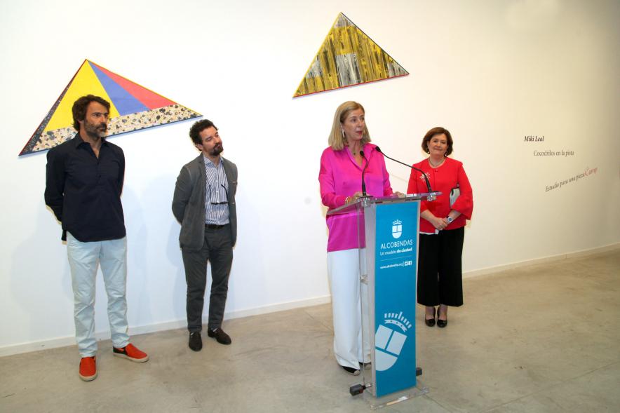 Inauguración de las Exposiciones "El camino Indicado" de Eduardo Barco y "Cocodrilos en la Pista - Estudio para una pieza Camp" de Miki Leal - Plano abierto del discurso de  la concejal junto a los dos artistas y Rosario Tamayo.