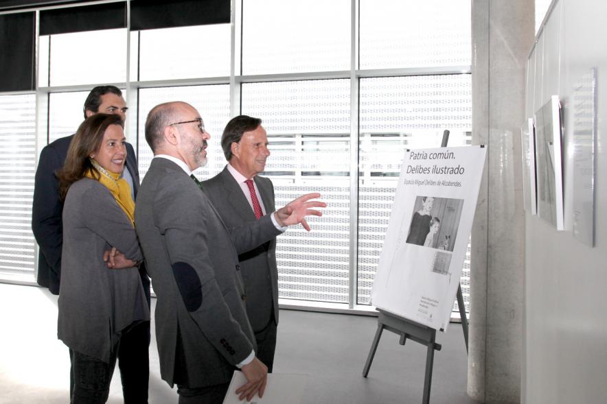 Inauguración Exposición Patria Común - Delibes Ilustrado - Imagen del alcalde García de Vinuesa y otras autoridades visitando la exposición.