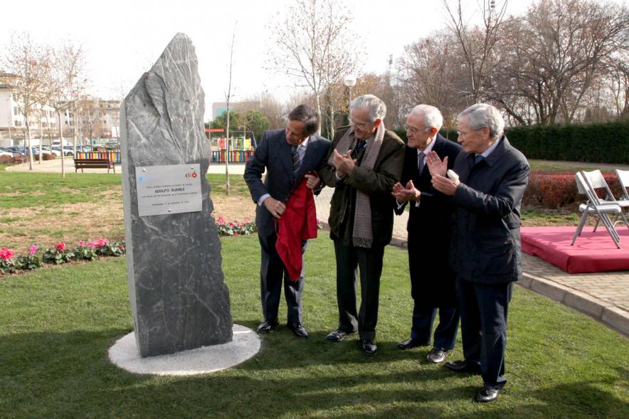 Acto de Nombramiento Avenida de la Transición y Parque Adolfo Suárez - Imagen del alcalde García de Vinuesa des cubriendo la placa en presencia de lo invirtados al acto, el periodista Fernando Onega, director de prensa de Adolfo Suárez, y los miembros del gobierno, Rafael Arias-Salgado y Salvador Sánchez-Terán.
