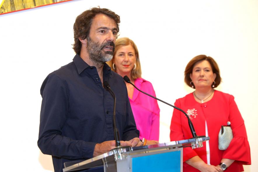 Inauguración de las Exposiciones "El camino Indicado" de Eduardo Barco y "Cocodrilos en la Pista - Estudio para una pieza Camp" de Miki Leal - Primer plano de Eduardo Barco hablando a los visitantes junto a las autoridades municipales.