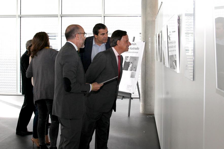 Inauguración Exposición Patria Común - Delibes Ilustrado - Imagen del alcalde García de Vinuesa y otras autoridades visitando la exposición.
