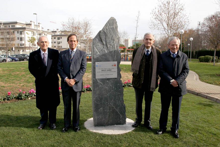 Acto de Nombramiento Avenida de la Transición y Parque Adolfo Suárez - Imagen del alcalde García de Vinuesa junto a los invitados al acto, el periodista Fernando Onega, director de prensa de Adolfo Suárez, y los miembros del gobierno, Rafael Arias-Salgado y Salvador Sánchez-Terán posando junto al monolito.