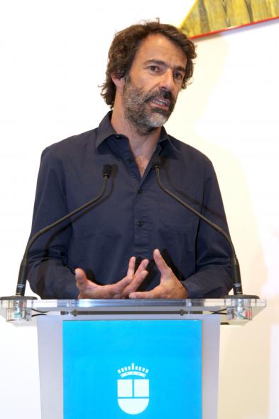 Inauguración de las Exposiciones "El camino Indicado" de Eduardo Barco y "Cocodrilos en la Pista - Estudio para una pieza Camp" de Miki Leal - Imagen de Eduardo Barco dirigiendo unas palabras a los asistentes.