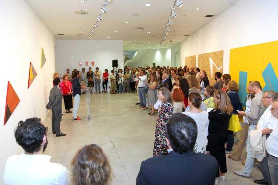 Inauguración de las Exposiciones "El camino Indicado" de Eduardo Barco y "Cocodrilos en la Pista - Estudio para una pieza Camp" de Miki Leal - Panorámica de la sala de exposición con los invitados, las autoridades y los artistas.