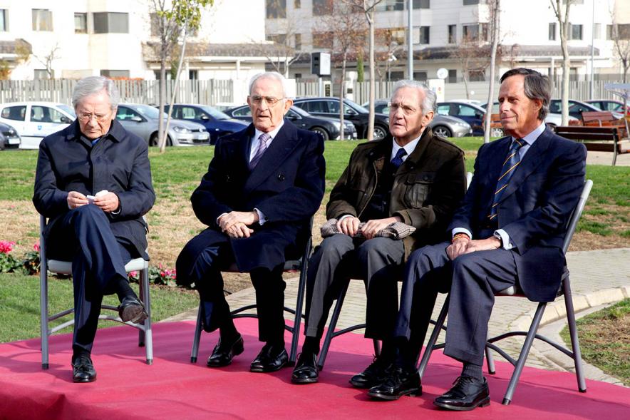 Acto de Nombramiento Avenida de la Transición y Parque Adolfo Suárez - Imagen del alcalde García de Vinuesa junto a los invitados al acto, el periodista Fernando Onega, director de prensa de Adolfo Suárez, y los miembros del gobierno, Rafael Arias-Salgado y Salvador Sánchez-Terán.