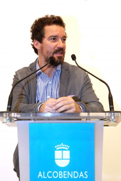 Inauguración de las Exposiciones "El camino Indicado" de Eduardo Barco y "Cocodrilos en la Pista - Estudio para una pieza Camp" de Miki Leal - Primer plano de Miki Leal dirigiendo unas palabras al publico.