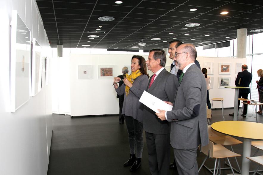 Inauguración Exposición Patria Común - Delibes Ilustrado - Imagen del alcalde García de Vinuesa y otras autoridades visitando la exposición.