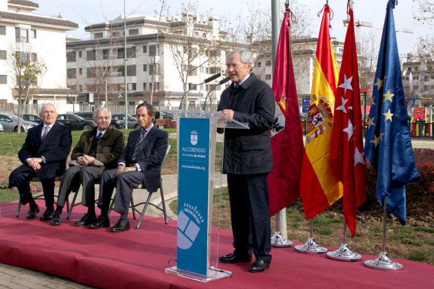 Acto de Nombramiento Avenida de la Transición y Parque Adolfo Suárez - Imagen de Fernando Onega, director de prensa de Adolfo Suárez dirigiéndose al público asistente.