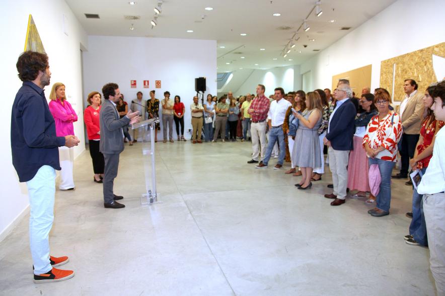 Inauguración de las Exposiciones "El camino Indicado" de Eduardo Barco y "Cocodrilos en la Pista - Estudio para una pieza Camp" de Miki Leal - Plano abierto de los asistentes a la exposición  y Miki Leal dirigiendo unas palabras.