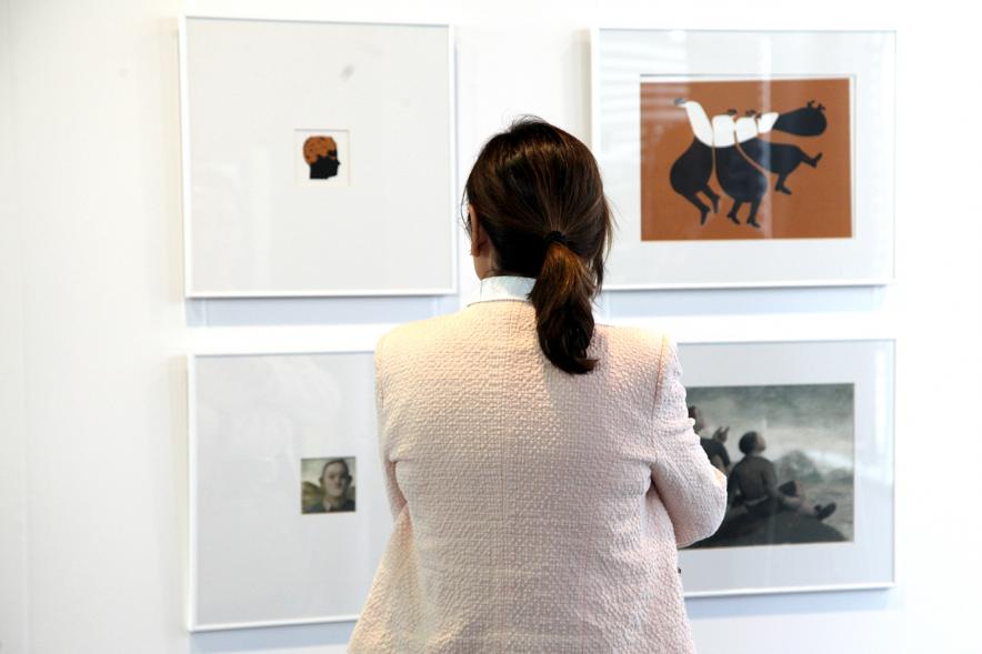 Inauguración Exposición Patria Común - Delibes Ilustrado - Imagen del público admirando las ilustraciones.