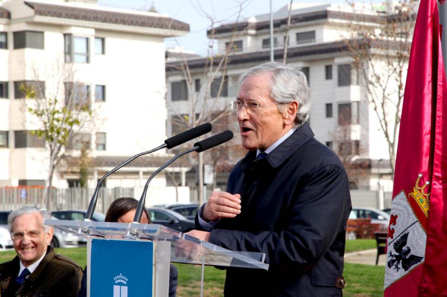 Acto de Nombramiento Avenida de la Transición y Parque Adolfo Suárez - Imagen de Fernando Onega, director de prensa de Adolfo Suárez dirigiéndose al público asistente.